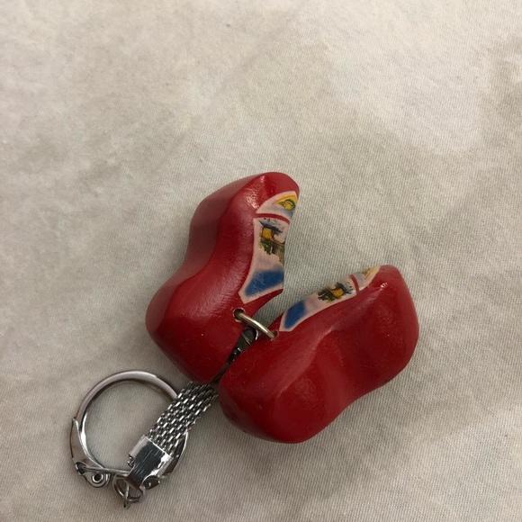 Amsterdam wooden shoe keychain - Picture 3 of 4